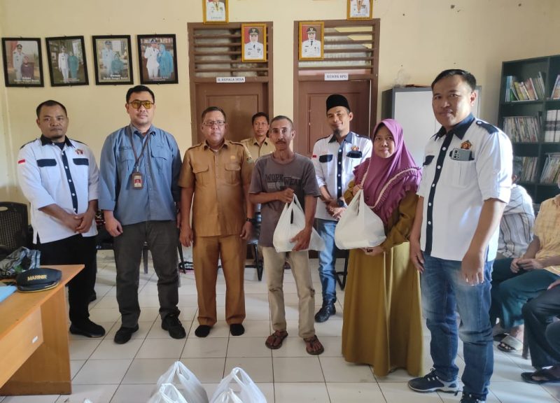 Officer Community Enhancement Medco E&P Indonesia, Robby Wijaya didampingi Ketua PWI Musi Rawas, Jhuan Silitonga saat menyerahkan bantuan kepada warga Sungai Bunut, Kecamatan BTS Ulu, Selasa (11/4/2023)