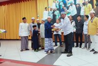 Ketua IWO Sumsel, Sonny Kushardian saat memberikan santunan kepada perwakilan Rumah Tahfiz Qur'an, Selasa (18/4/2023) di Aula Politeknik Unsri