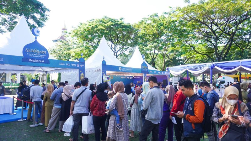 Warga Kota Palembang saat antre di kas keliling di Halaman Masjid Agung Sultan Mahmud Badaruddin I Jayo Wikramo, Senin (17/4/2023)