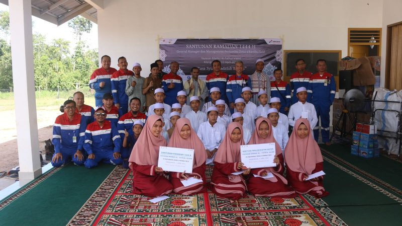 js General Manager Zona 4, Heru Irianto, bersama jajaran PHR Regional 1 Zona 4 Ramba Field kunjungan ke Yayasan Markiz Al Fathul Islami untuk memberikan santunan dan bantuan kepada anak yatim/dhuafa. Mangunjaya, Selasa (11/4)