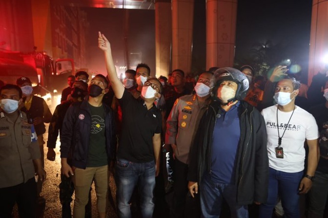 Wali Kota Makassar Danny Pomanto meninjau lokasi kebakaran di mall Trans Studio Makassar