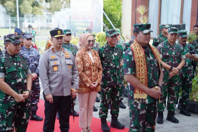 Ketua DPRD Sumsel Hj RA Anita Noeringhati SH MH menyambut kedatangan Panglima TNI Laksamana Yudo Margono SE MM CSFA bersama rombongan, di VIP room Bandara Internasional SMB II Palembang, Jumat 24 Maret 2023.