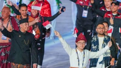 Tim Kontingen Indonesia yang menggunakan pakaian adat Sumsel saat upacara pembukaan [opening ceremony] SEA Games 2023 Kamboja di Morodok Techno National Stadium, Phnom Penh, Jumat 5 Mei 2023.