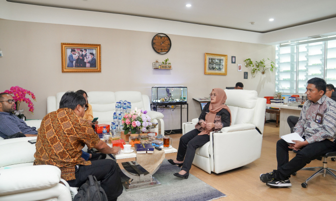 Anggota Bawaslu Lolly Suhenty (kerudung coklat) saat menerima perwakilan audiensi dari GKI di Kantor Bawaslu, Jakarta, Kamis (8/6/2023).