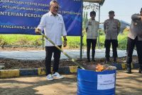 Mendag RI, Zulkifli Hasan memusnahkan produk-produk impor ilegal asal Thailand dan Tiongkok di Kota Tangerang