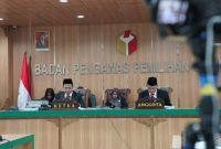 Ketua Majelis Sidang Puadi (kiri) bersama Anggota Majelis Sidang Totok Hariyono (kanan) memimpin sidang dugaan pelanggaran administrasi pemilu di Kantor Bawaslu, Jakarta, Rabu (21/6/2023)