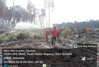 Tim gabungan sedang melakukan pemadaman kebakaran lahan di Kabupaten Pesisir Selatan, Provinsi Sumatra Barat, Selasa (30/5) (BPBD Kabupaten Pesisir Selatan)