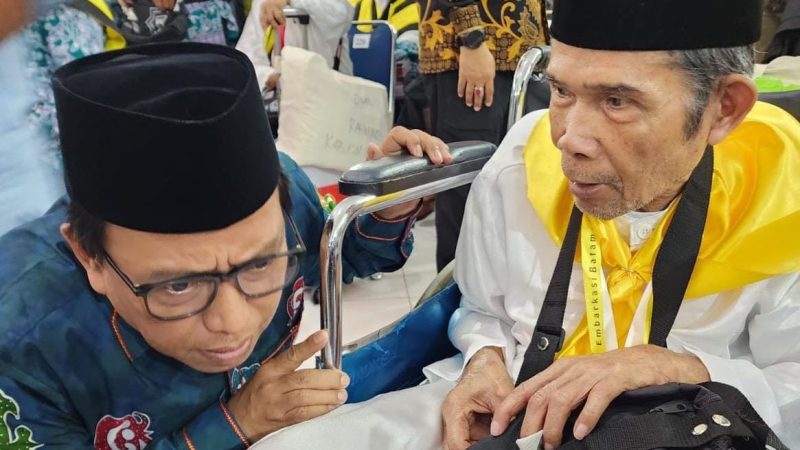 Direktur Bina Haji Ditjen Penyelenggaran Haji dan Umrah Arsad Hidayat (kiri)