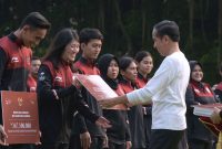 Presiden Jokowi memberikan bonus pada atlet, pelatih, dan asisten pelatih peraih medali di SEA Games Kamboja, Senin ()5/06/2023), di halaman depan Istana Merdeka, Jakarta. (Foto: Humas Setkab)