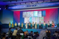 Wamenparekraf Angela Tanoesoedibjo mempromosikan kain songket yang berasal dari Sumatera Selatan dalam acara Indonesian Night di Daegu, Korea Selatan