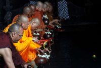 Perwakilan Bhikkhu dari beberapa Sangha sedang mengambil air suci Waisak di mata air Umbul Jumprit, di Desa Tegalrejo, Temanggung
