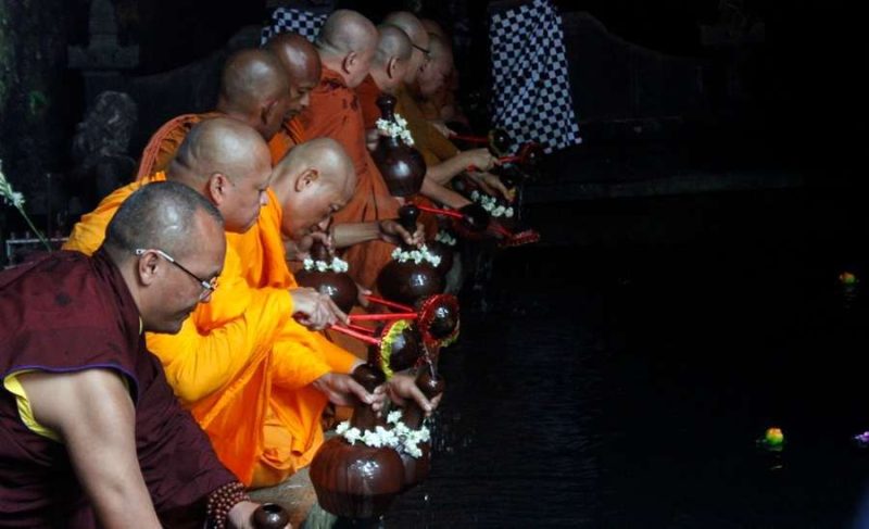 Perwakilan Bhikkhu dari beberapa Sangha sedang mengambil air suci Waisak di mata air Umbul Jumprit, di Desa Tegalrejo, Temanggung