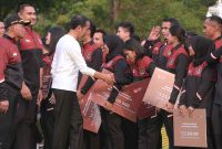 Presiden Jokowi memberikan bonus pada atlet, pelatih, dan asisten pelatih peraih medali di SEA Games Kamboja, Senin (05/06/2023), di halaman depan Istana Merdeka, Jakarta. (Foto: Humas Setkab)