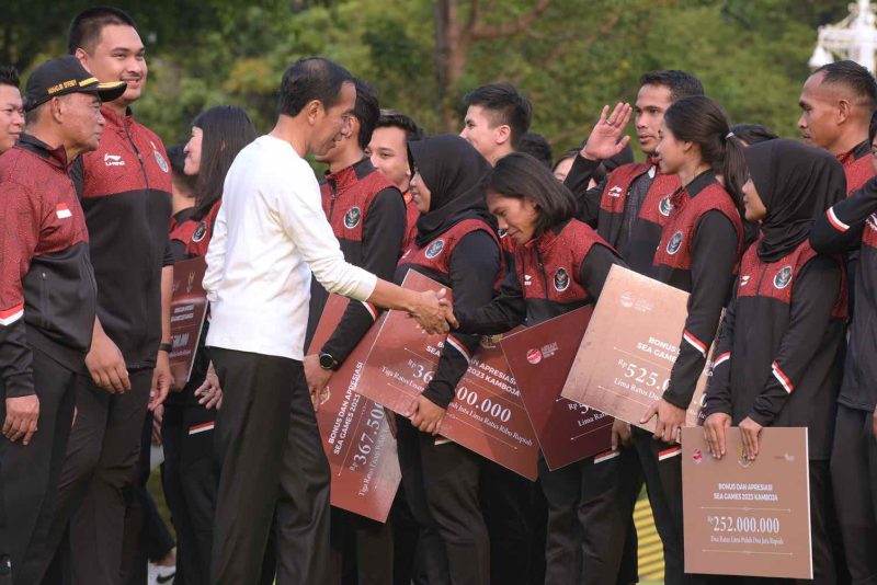 Presiden Jokowi memberikan bonus pada atlet, pelatih, dan asisten pelatih peraih medali di SEA Games Kamboja, Senin (05/06/2023), di halaman depan Istana Merdeka, Jakarta. (Foto: Humas Setkab)