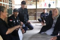 Seorang ibu warga desa Tanah Towa, Kecamatan Kajang, Kabupaten Bulukumba, Provinsi Sulawesi Selatan menunjukkan kartu identitas kepada jajaran pengawas pemilu yang melakukan patroli pengawasan kawal hak pilih