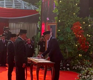 Ketua KPU RI, Hasyim Asy'ari saat melantik ratusan anggota KPU baru di Kantor KPU, Jakarta Pusat