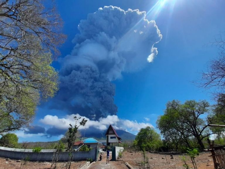 Gunung Ili Lewotolok di Lembata, Nusa Tenggara Timur (NTT) 