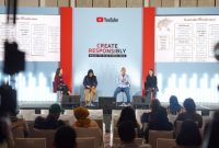 Anggota Bawaslu Totok Hariyono (dua dari kanan di panggung) memaparkan ajakan jaga demokrasi dalam acara Youtube dengan tema Create Responsibly. Road to Elections 2024 di Jakarta, Selasa (6/6/2023)