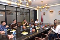 Ketua Bawaslu Rahmat Bagja (ketiga dari kiri) menyambut perwakilan UNESCO di Kantor Bawaslu, Jakarta, Rabu (21/6/2023)