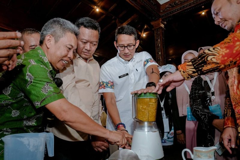 Menparekraf Sandiaga Uno mencoba membuat jamu khas Tegal dalam acara Kabupaten/Kota (KaTa) Kreatif di Pendopo Kantor Wali Kota Tegal, Jawa Tengah