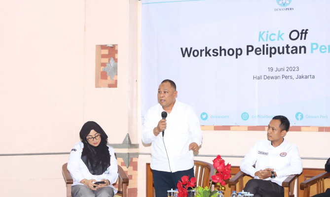Anggota Bawaslu Totok Hariyono saat memberikan sambutan dalam kegiatan Kick Off Workshop Peliputan Pemilu 2024 di Gedung Dewan Pers, Jakarta