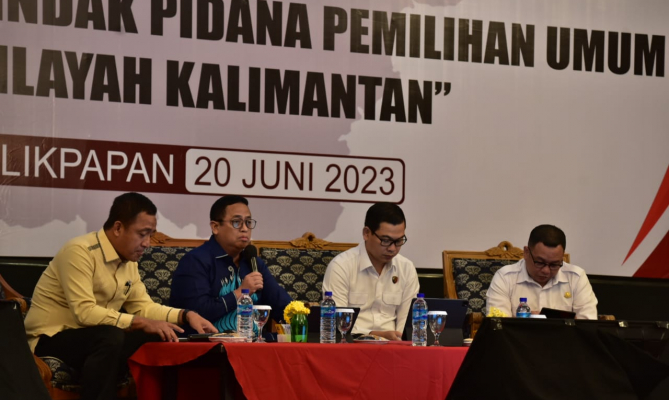 Anggota Bawaslu Puadi (kedua dari kiri/memegang mikrofon) saat menjadi narasumber di Forum Koordinasi Sentra Gakkumdu, Selasa (20/6/2023) di Balikpapan, Kalimantan Timur