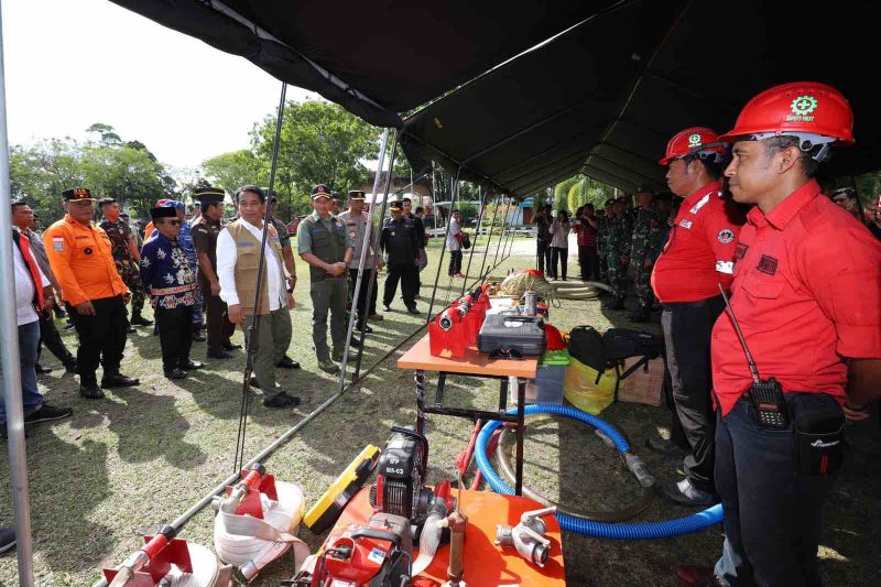 Kepala BNPB Letjen TNI Suharyanto SSos MM meninjau kesiapan personil dan peralatan yang digunakan untuk penanganan karhutla di wilayah Kalimantan Tengah