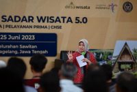 Deputi Bidang Sumber Daya dan Kelembagaan Kemenparekraf/Baparekraf Martini M. Paham saat membuka kegiatan "Sosialisasi Sadar Wisata 5.0" di Desa Wisata Sawitan, Minggu (25/6/2023)