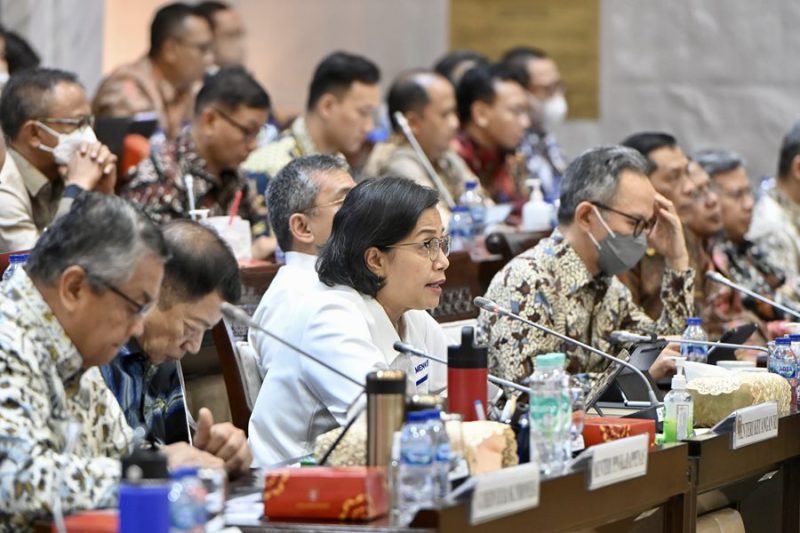 Menteri Keuangan Sri Mulyani dalam Rapat Kerja bersama Komisi XI DPR di Jakarta, Senin (05/06)