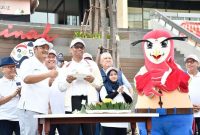 Ketua KPPU Afif Hasbullah dan Menko Polhukam Mahfud MD  pada acara Deklarasi Hari Persaingan Usaha di Jakarta, Minggu (11/6/2023)