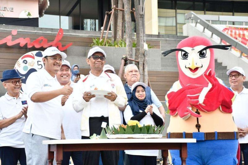 Ketua KPPU Afif Hasbullah dan Menko Polhukam Mahfud MD  pada acara Deklarasi Hari Persaingan Usaha di Jakarta, Minggu (11/6/2023)