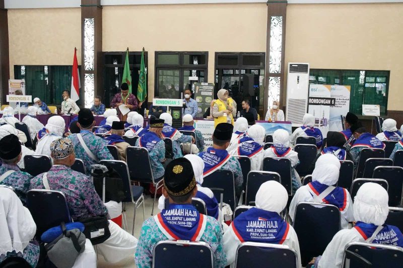 Sebanyak 359 jamaah calon haji (JCH) kloter 6 Embarkasi Palembang, Jumat (2/6) dinihari WIB bertolak meninggalkan Bandara SMB II Palembang menuju Madinah.