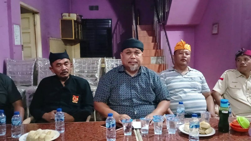 Penasihat Hukum [PH] Idasril Firdaus Tanjung SE SH MM bersama para Paguyuban Kuliner di Warung Pempek Sentosa, Sabtu 3 Juni 2023, malam. 