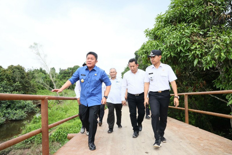 Sebelumnya, pada pertengahan Februari 2023, Gubernur Sumsel H Herman Deru menyambangi Dusun Saluran, Desa Kenten Laut, Kecamatan Talang Kelapa Kabupaten Banyuasin yang viral lantaran disebut tak tersentuh listrik dan pembangunan sejak puluhan tahun silam.
