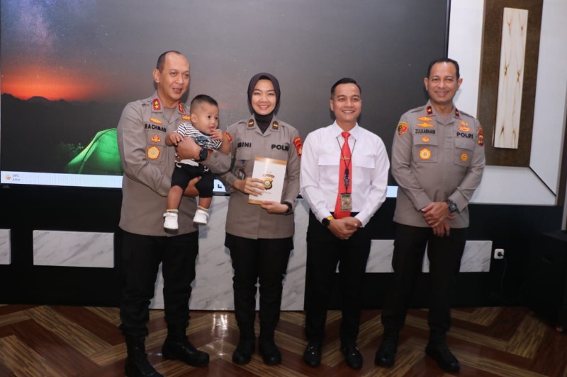 Tampak, Kapolda Sumsel Irjen Pol A Racmad Wibowo SIK menggendong bayi Razka Aditya, didampingi Pasutri yang mengadopsi balita tersebut dan Wakapolda Sumsel Brigjen Pol M Zulkarnain SIK MSi 