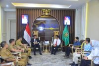 Gubernur Sumsel H Herman Deru saat menerima audiensi panitia Musi Runners Chapter II, di Ruang Tamunya, Senin 5 Juni 2023.