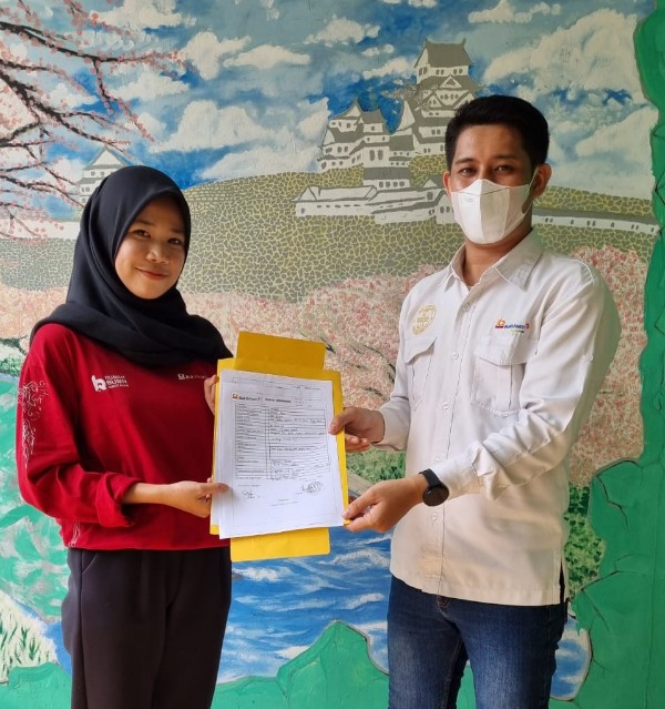 Lela, seorang warga Tanjung Enim, memberanikan diri untuk mendirikan usaha kerajinan batik dengan nama LA Batik Kujur pada awal 2019 setelah sebelumnya mengikuti pelatihan membatik yang diselenggarakan PT Bukit Asam Tbk [PTBA].