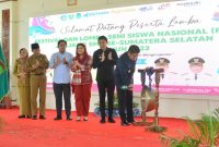 Gubernur Sumsel H Herman Deru saat membuka Festival dan Lomba Seni Siswa Nasional (FLS2N) SMK se-Sumsel Tahun 2023 yang dipusatkan di Aula Caram Seguguk Kompleks  Perkantoran Terpadu  Pemkab Ogan Ilir, Selasa 6 Juni 2023