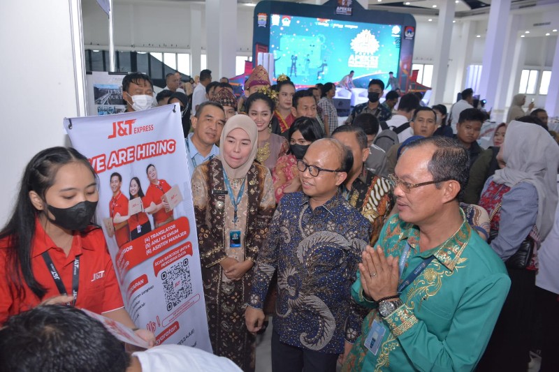 Walikota Palembang H Harnojoyo saat meninjau Job Fair [bursa kerja] 2023  yang diselenggarakan Disnaker Kota Palembang dan dihadiri langsung Sekertaris Jenderal Kementerian Ketenagakerjaan [Sekjend Kemenaker] RI Prof Anwar Sanusi, beserta perwakilan APEKSI Walikota dan Bupati se-Indonesia 