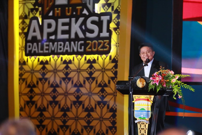 Gubernur Sumsel H Herman Deru memberikan sambutan pada acara Syukuran HUT Asosiasi Pemerintah Kota Seluruh Indonesia (APEKSI) ke-23 yang dipusatkan di Gedung Palembang Sport and Convention Center (PSCC), Rabu 7 Juni 2023, malam.
