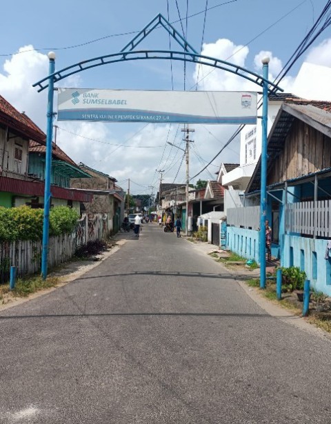 Suasana jalan di Sentra Kuliner Pempek Sekanak 27 Ilir