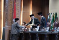 Wakil Gubernur Sumsel H Mawardi Yahya didampingi oleh Sekretaris Daerah Provinsi Sumsel Ir SA Supriono menghadiri Rapat Paripurna LXIV (64) DPRD Provinsi Sumsel