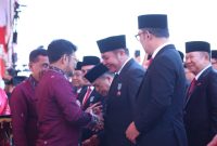 Gubernur Sumsel Herman Deru menerima Anugerah Tanda Kehormatan Satyalancana Wira Karya dari Presiden RI, Joko Widodo yang disematkan langsung oleh Menteri Pertanian RI, Syahrul Yasin Limpo.
