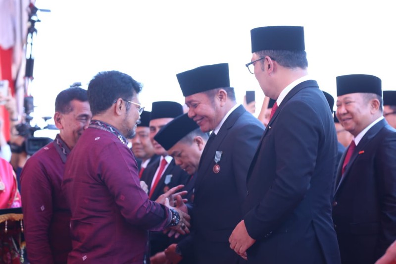 Gubernur Sumsel Herman Deru menerima Anugerah Tanda Kehormatan Satyalancana Wira Karya dari Presiden RI, Joko Widodo yang disematkan langsung oleh Menteri Pertanian RI, Syahrul Yasin Limpo.