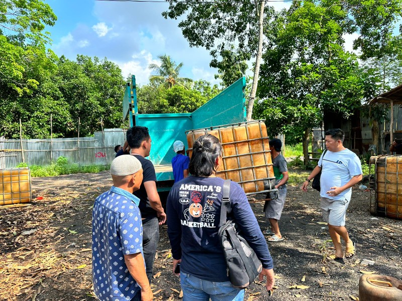 Ditreskrimsus Polda Sumsel menggerebek gudang BBM Ilegal di desa Payakabung, Kecamatan Indralaya Utara, Kabupaten Ogan Ilir [OI] pada pukul 01:00 dini hari, Minggu 11 Juni 2023.