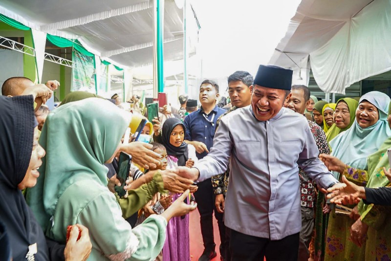 Gubernur Sumsel H Herman Deru menghadiri acara pengajian Akbar Ahad Pon Yayasan Idarotul Hidayah di Ponpes Romadhon Desa Kotabaru Barat, Kecamatan Martapura, Kabupaten OKU Timur, Minggu 11 Juni 2023, siang.