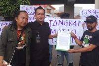 DPD HIMPKA Tamsis Sumsel bersama puluhan menggelar aksi demontrasi di Kejaksaan Negeri [Kejari] Palembang pada Senin 12 Juni 2023. [Foto: Aang]