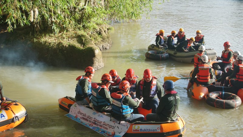PT Bukit Asam Tbk [PTBA] bersama masyarakat melakukan aksi bersih-bersih Sungai Enim dan Sungai Kiahaan pada Sabtu 10 Juni 2023.