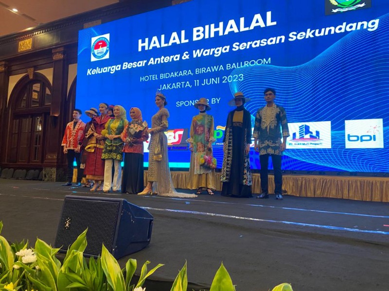 Fashion Show Songket Behembang Lingge dan Batik Kujur khas Tanjung Enim memeriahkan acara Halal Bihalal Anak Tanjung Enim Dirantau (Antera) yang berlangsung pada Minggu (11/6/2023) di Jakarta.