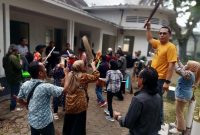 Rasa syukur seniman Palembang yang dianugerahi gedung kesenian, diwujudkan dengan cara membersihkan lingkungan dan dalam gedung kesenian (Balai Pertemuan) tersebut.